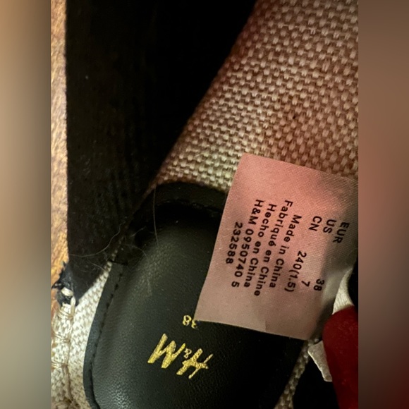 NWOT H & M Sandals - Picture 5 of 5